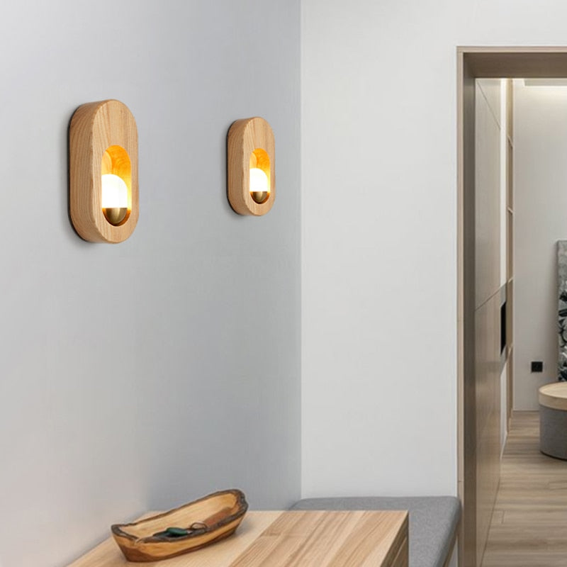 Vägglampa i ljust trä med LED-belysning och japansk minimalistisk design