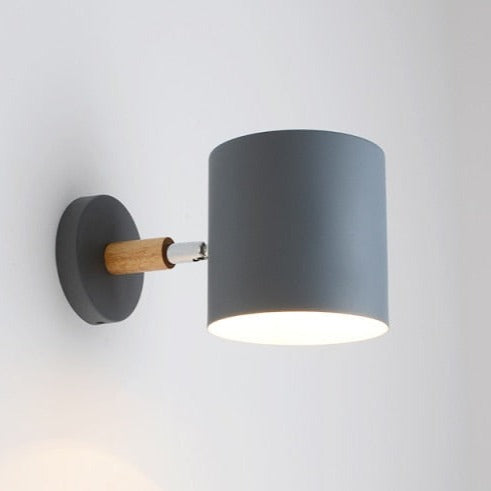 Nordisk vägglampa i metall med trädetalj för sovrum och vardagsrum