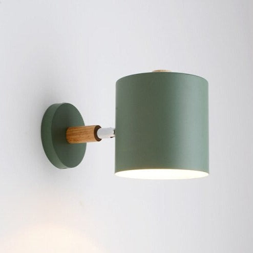 Nordisk vägglampa i metall med trädetalj för sovrum och vardagsrum