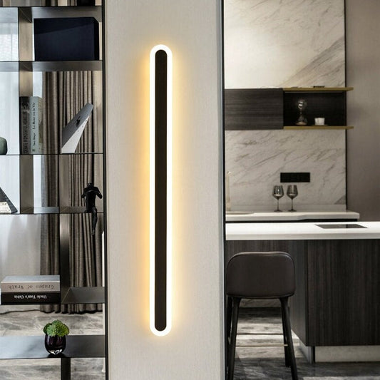 Modern lång vägglampa i metall med LED-belysning uppåt och nedåt