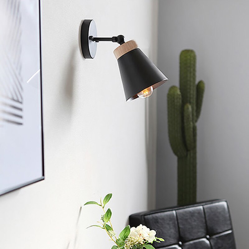 Modern vägglampa i metall med nordisk design