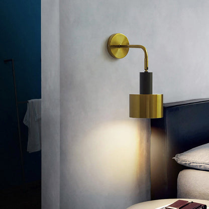 Modern vägglampa i metall med elegant design för sovrum och vardagsrum