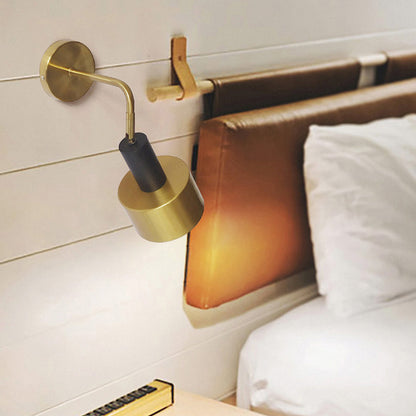 Modern vägglampa i metall med elegant design för sovrum och vardagsrum