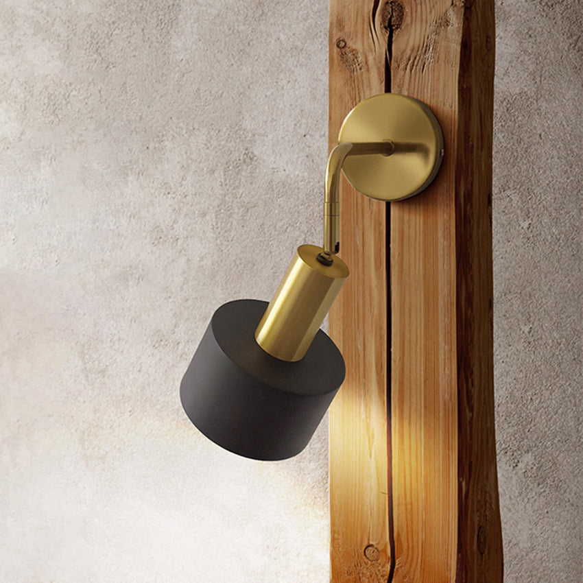 Modern vägglampa i metall med elegant design för sovrum och vardagsrum