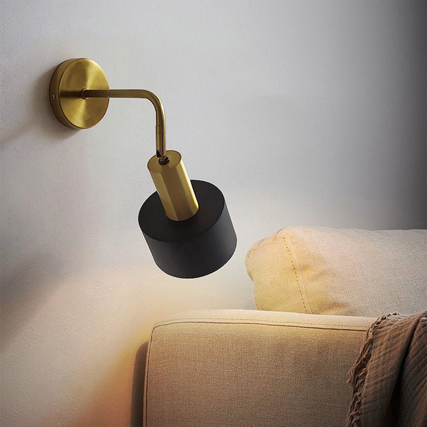 Modern vägglampa i metall med elegant design för sovrum och vardagsrum