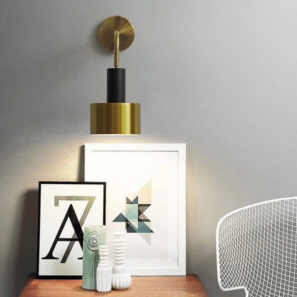 Modern vägglampa i metall med elegant design för sovrum och vardagsrum