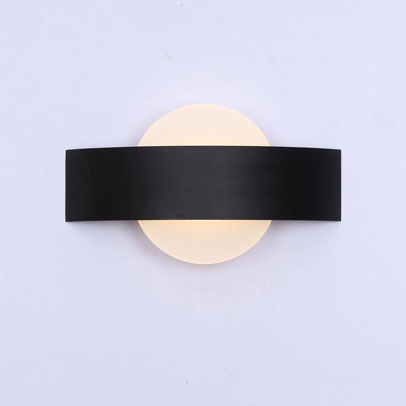 Modern vägglampa i metall och akryl med integrerad LED-belysning