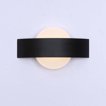 Modern vägglampa i metall och akryl med integrerad LED-belysning