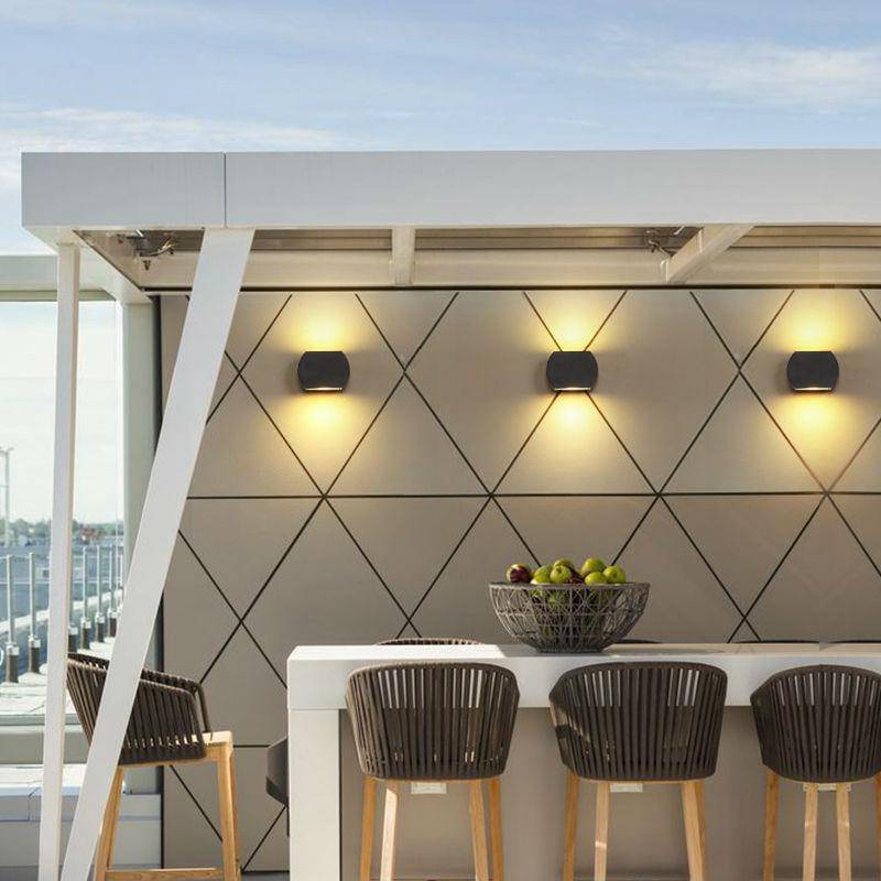 Modern vägglampa i aluminium med härdat glas och LED-belysning