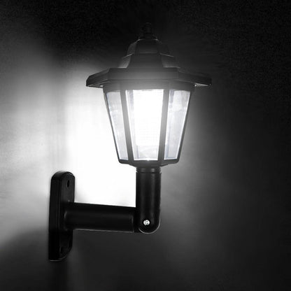 Solcellsdriven vägglampa i klassisk lykdesign