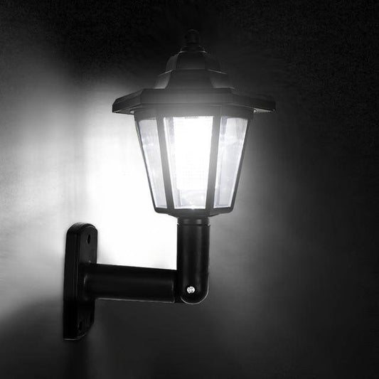 Solcellsdriven vägglampa i klassisk lykdesign