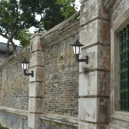 Solcellsdriven vägglampa i klassisk lykdesign