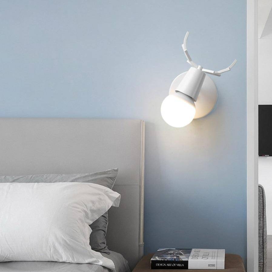 Vägglampa LED i trä och metall med dekorativ hjortdesign