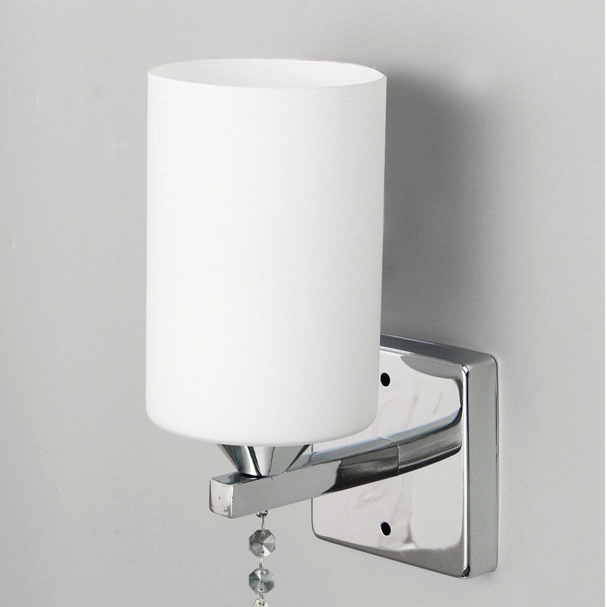 Modern vägglampa med tygskärm och kristalldetalj