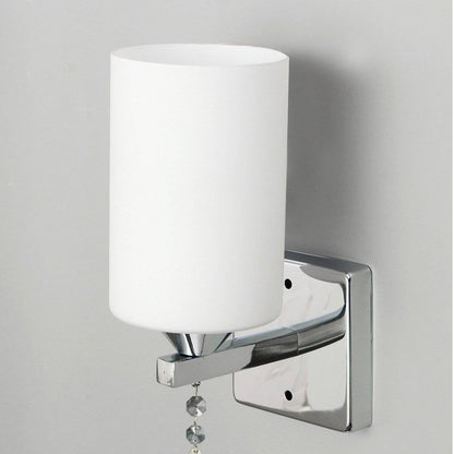 Modern vägglampa med tygskärm och kristalldetalj