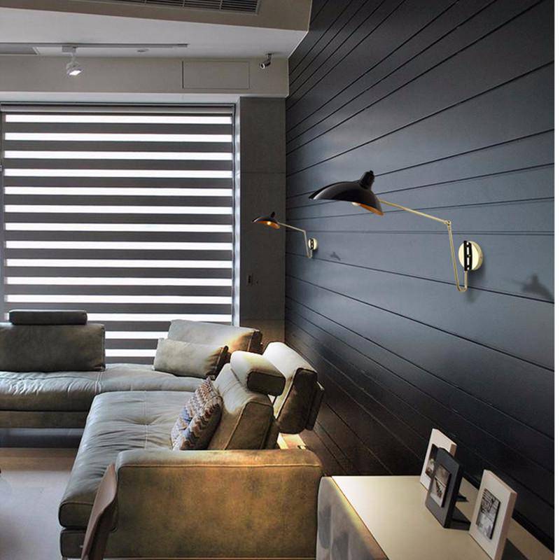 Modern vägglampa i metall med justerbar arm