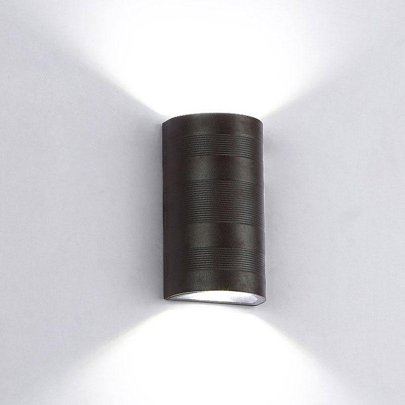 Modern vägglampa i aluminium med upp- och nedåtriktat LED-ljus