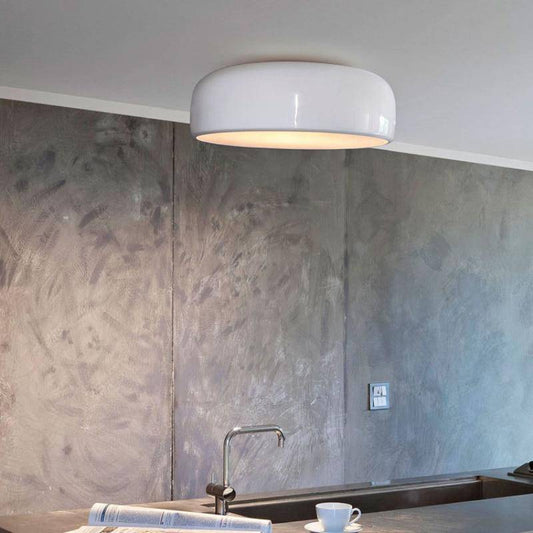 Taklampa i metall med modern europeisk design