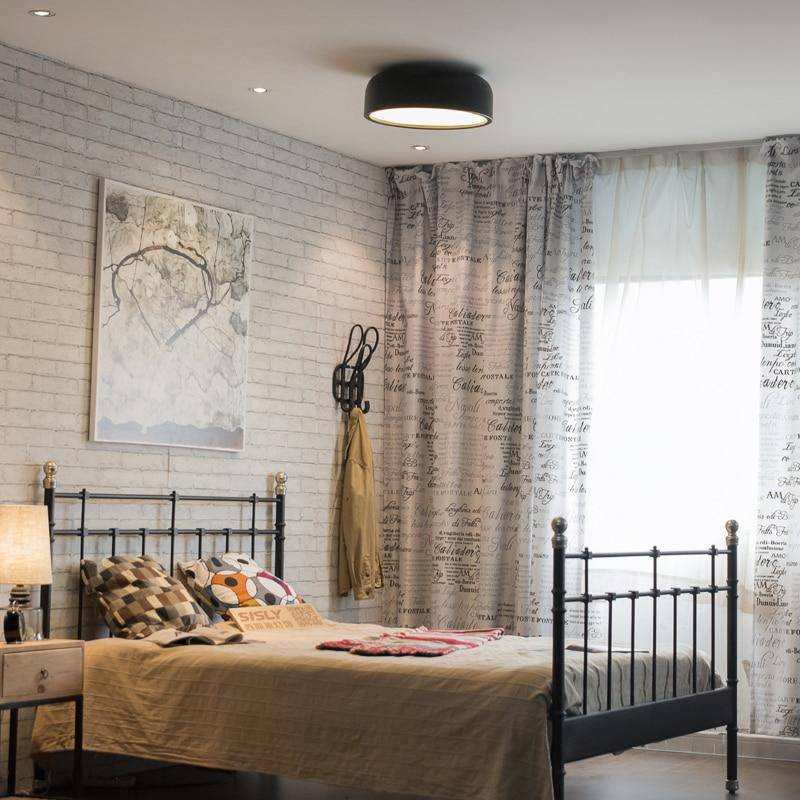 Taklampa i metall med modern europeisk design