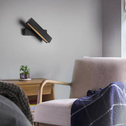 Modern vägglampa i metall och trä med integrerad LED-belysning