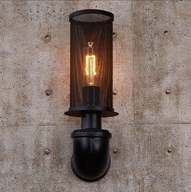Modern industriell vägglampa i järn med rördesign