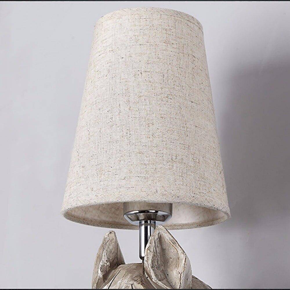 Vägglampa i resin med hästmotiv och tygskärm