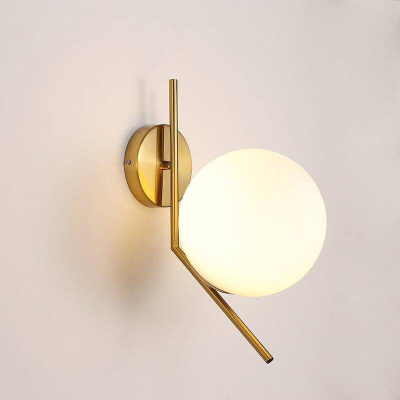 Modern vägglampa med frostat glas och metallarm