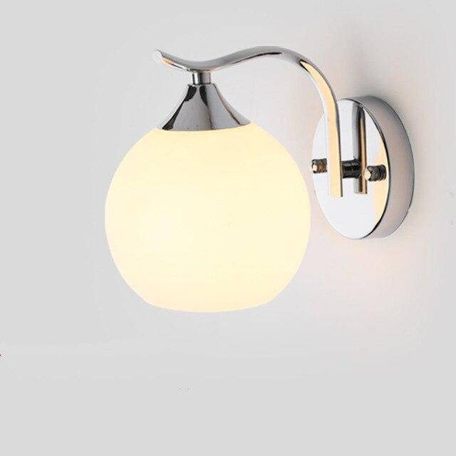 Modern vägglampa med frostat glasklot