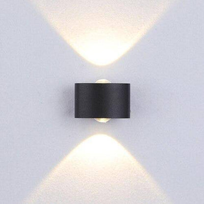 Vägglampa LED i metall för inom- och utomhusbruk med geometriskt ljus