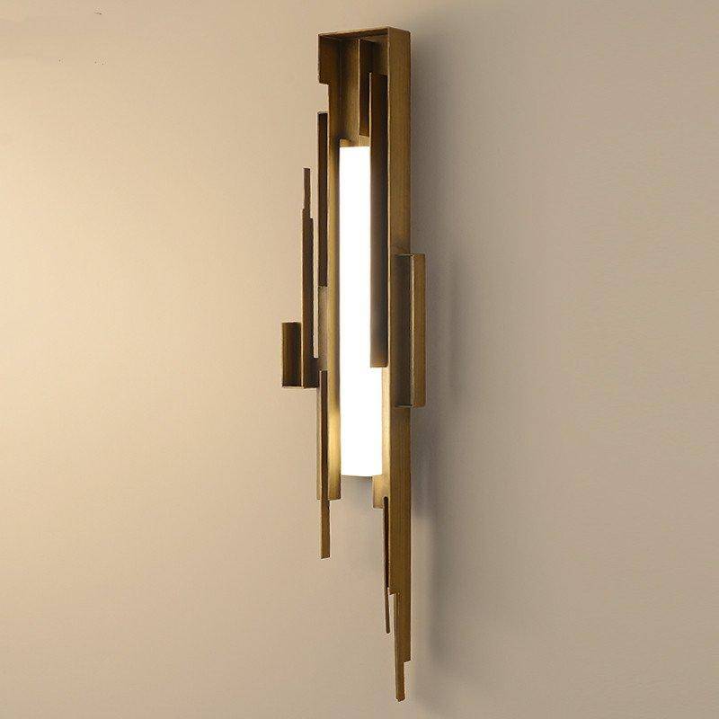 Elegant vägglampa i guld – konstnärlig design och exklusiv belysning