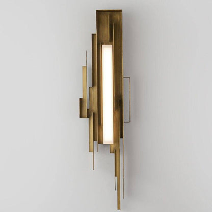 Elegant vägglampa i guld – konstnärlig design och exklusiv belysning