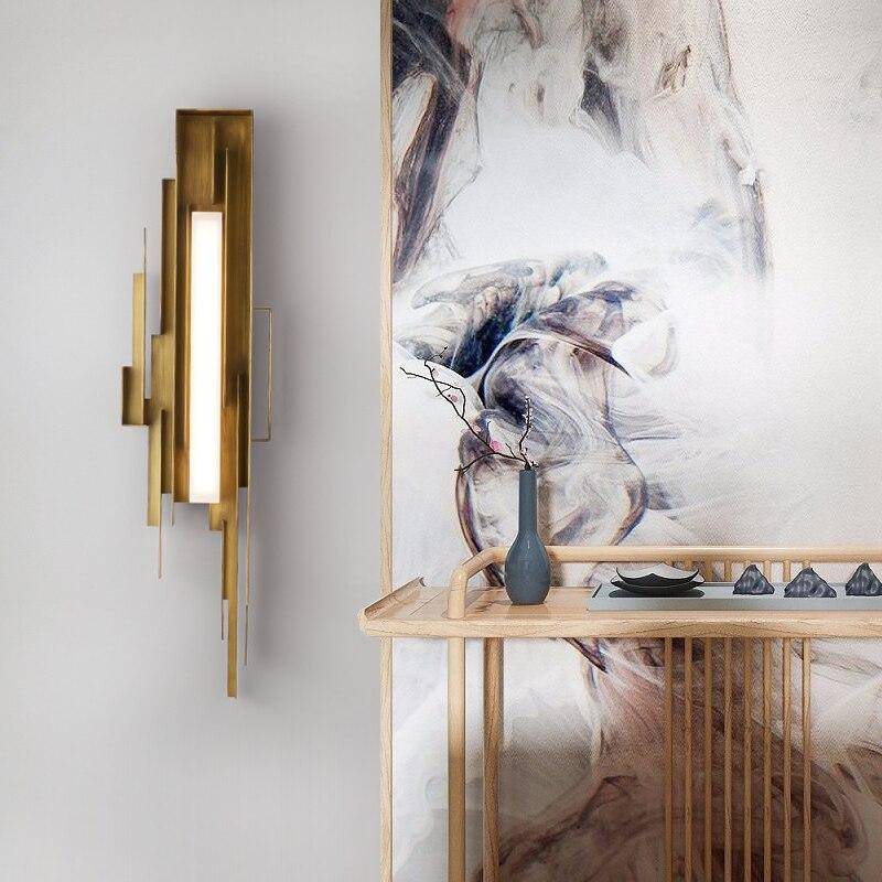 Elegant vägglampa i guld – konstnärlig design och exklusiv belysning