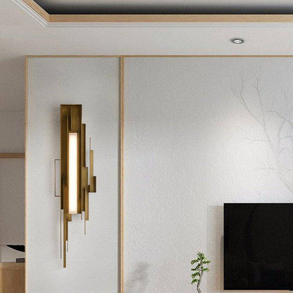 Elegant vägglampa i guld – konstnärlig design och exklusiv belysning