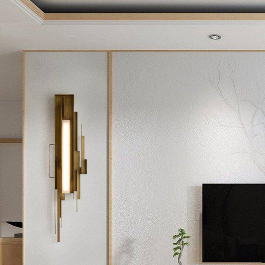 Elegant vägglampa i guld – konstnärlig design och exklusiv belysning