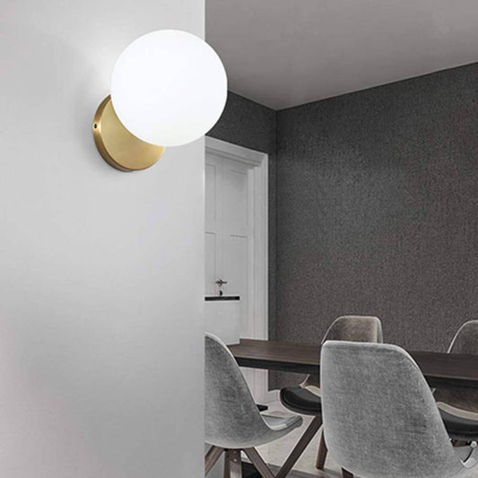 Vägglampa i guld med glaskupa LED Frost för sovrum och vardagsrum