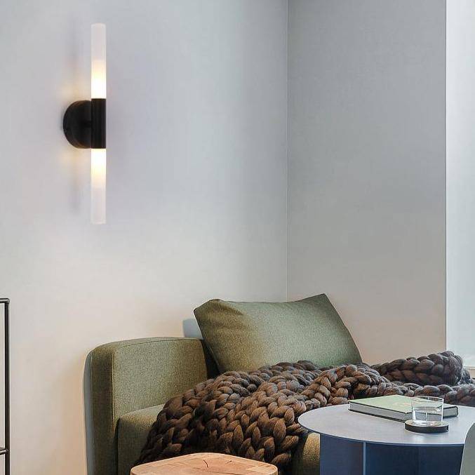 Modern vägglampa i metall – stilren design i svart eller guld