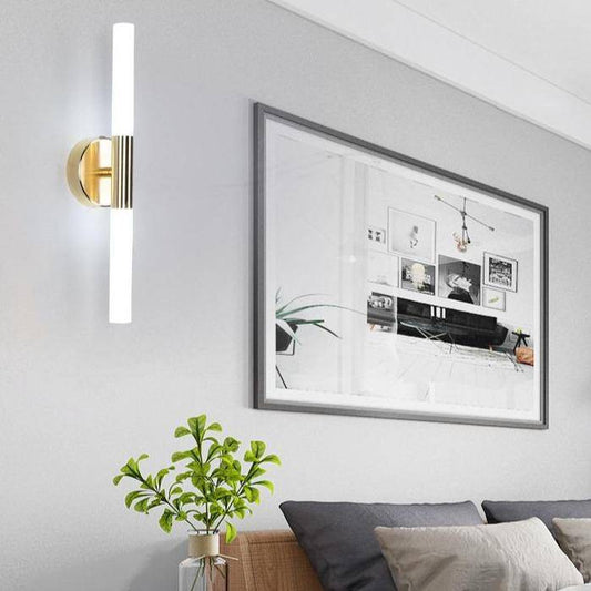 Modern vägglampa i metall – stilren design i svart eller guld