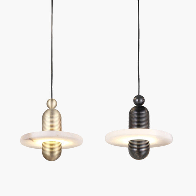 Modern alabaster taklampa i järn och marmorimitation med justerbar höjd