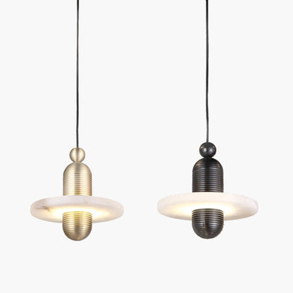 Modern alabaster taklampa i järn och marmorimitation med justerbar höjd