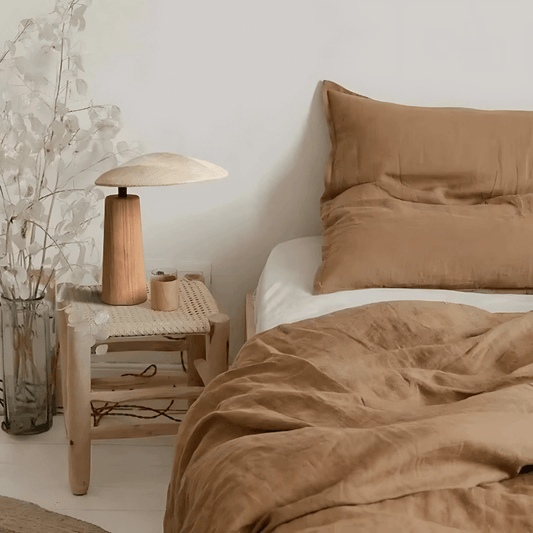 Bordslampa i trä med linneskärm – wabi-sabi design och varm LED-belysning