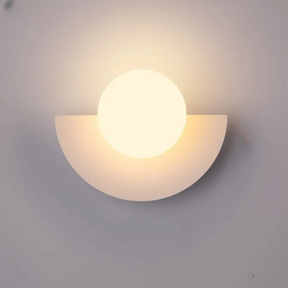 Nordisk vägglampa i färgad metall med LED för sovrum vardagsrum korridor