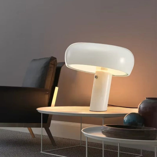 Italiensk inspirerad helvit bordslampa med rund kupol och modern design för sovrum och vardagsrum