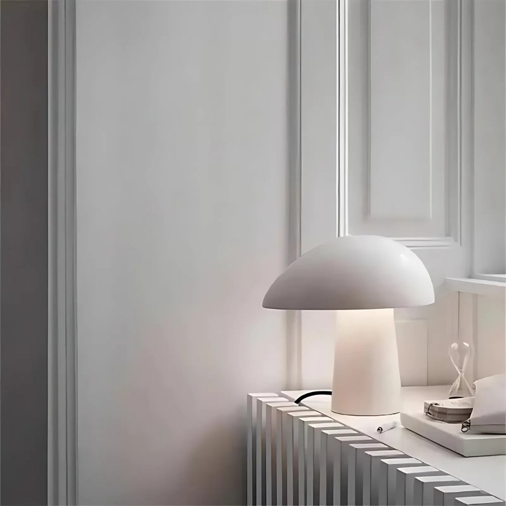 Vit svampformad bordslampa med modern skandinavisk design för sovrum och vardagsrum