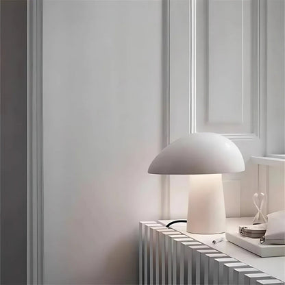 Vit svampformad bordslampa med modern skandinavisk design för sovrum och vardagsrum