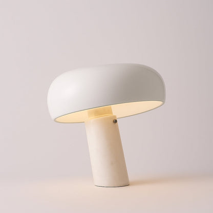 Italiensk inspirerad helvit bordslampa med rund kupol och modern design för sovrum och vardagsrum