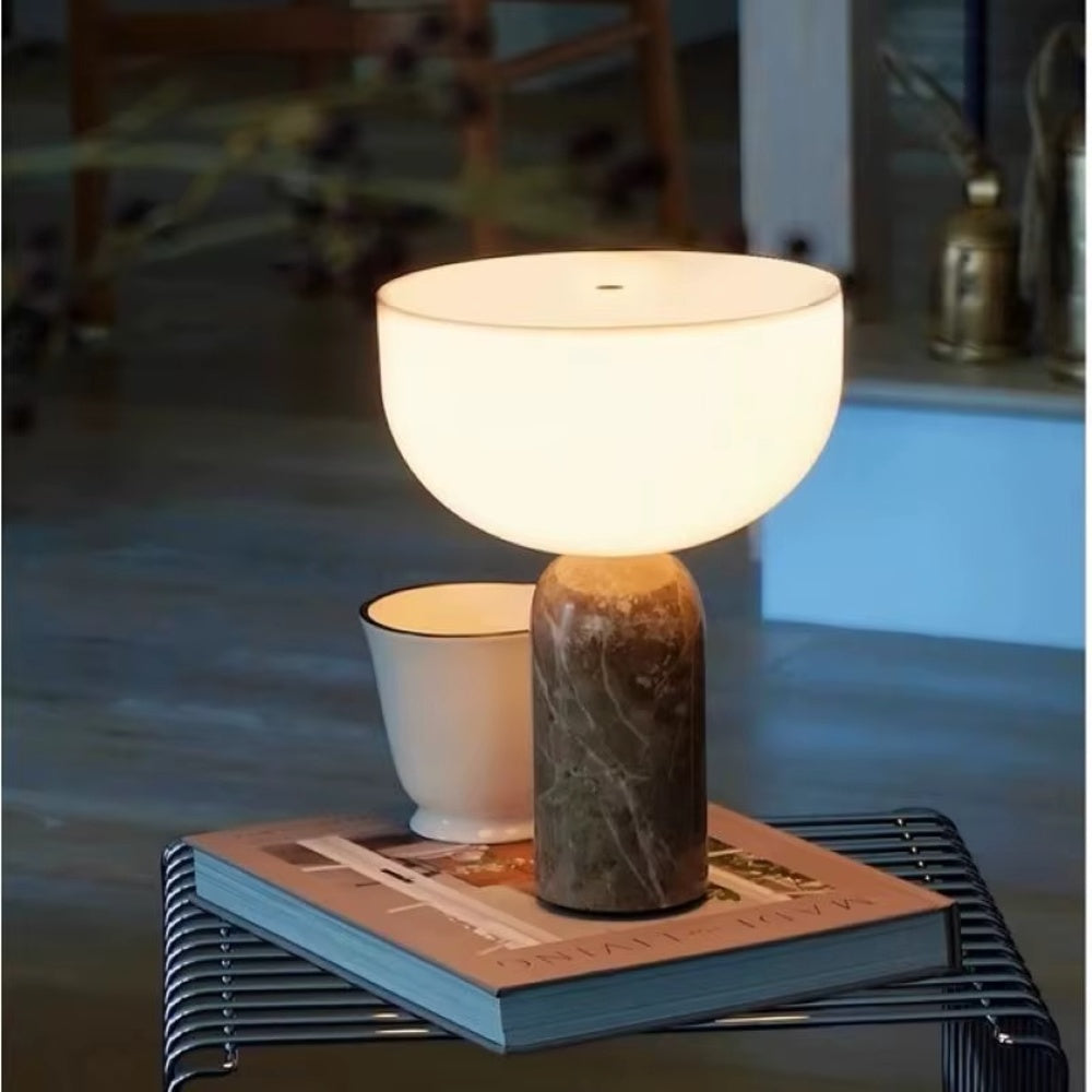 Elegant dekorativ bordslampa med marmormönster och modern postmodern design