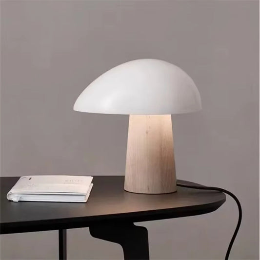 Vit svampformad bordslampa med modern skandinavisk design för sovrum och vardagsrum