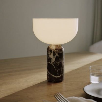 Elegant dekorativ bordslampa med marmormönster och modern postmodern design