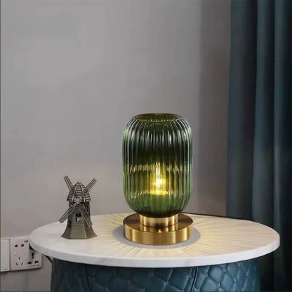 Bordslampa med ribbad glasskärm och guldfot – elegant accentbelysning för hem och hotell
