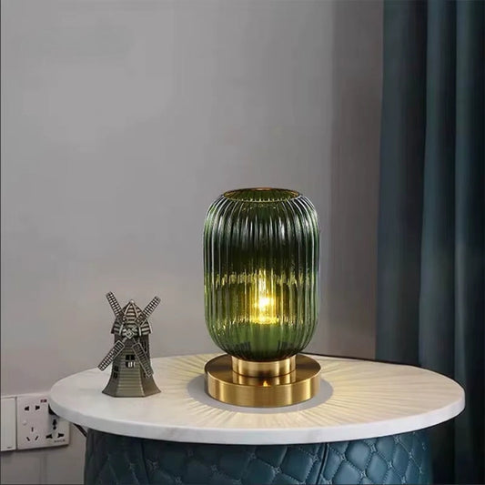 Bordslampa med ribbad glasskärm och guldfot – elegant accentbelysning för hem och hotell